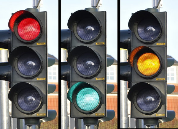 ¿Por qué los semáforos son rojo, ámbar y verde?